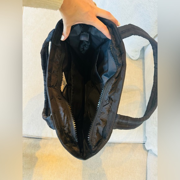 SOLD! Herschel Retreat™ Tote | Quilted - 20L - Picture 6 of 7